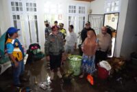 Bupati Eka Putra, bersama Forkopimda dan OPD terkait, meninjau rumah warga yang terdampak banjir, Selasa dini hari (9/4/2024). (Foto: Prokopim Tanah Datar)