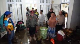 Bupati Eka Putra, bersama Forkopimda dan OPD terkait, meninjau rumah warga yang terdampak banjir, Selasa dini hari (9/4/2024). (Foto: Prokopim Tanah Datar)