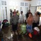 Bupati Eka Putra, bersama Forkopimda dan OPD terkait, meninjau rumah warga yang terdampak banjir, Selasa dini hari (9/4/2024). (Foto: Prokopim Tanah Datar)