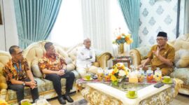 Wali Kota Padang Hendri Septa menerima audiensi dari pimpinan PT Blue Bird Tbk di rumah dinas wali kota, Selasa (23/4/2024). (Foto: Prokopim Padang)