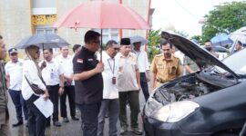 Bupati Dharmasraya, Sutan Riska Tuanku Kerajaan, melakukan inspeksi ratusan kendaraan dinas, Rabu (17/4/2024). (Foto: Pemkab Dharmasraya)