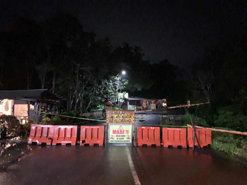 Jembatan yang menghubungkan ruas jalan di Tanjung, Kelurahan Ganting menuju RSUD Padang Panjang terban. Sehingga membuat akses jalan putus total. (Foto: Diskominfo Padang Panjang)