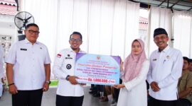 Bupati Eka Putra menyerahkan bantuan transportasi bagi Tenaga Pendidik dan Kependidikan SD dan SMP di Batusangkar, Rabu (3/4/2024). (Foto: Prokopim Tanah Datar)