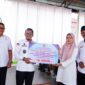 Bupati Eka Putra menyerahkan bantuan transportasi bagi Tenaga Pendidik dan Kependidikan SD dan SMP di Batusangkar, Rabu (3/4/2024). (Foto: Prokopim Tanah Datar)