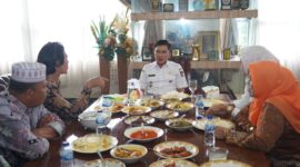 Wawako Padang Ekos Albar menerima audiensi FMPL Kelurahan Teluk Kabung Tengah, Rabu (24/4/2024). (Foto: Prokopim Padang)