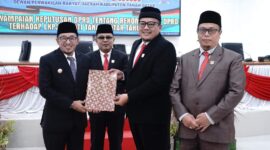 Penyerahan naskah rekomendasi DPRD kepada Bupati Eka Putra. (Foto: Prokopim Tanah Datar)