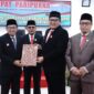 Penyerahan naskah rekomendasi DPRD kepada Bupati Eka Putra. (Foto: Prokopim Tanah Datar)