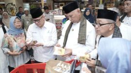 Gubernur Mahyeldi dan rombongan mengecek produk makanan, minuman dan parsel di Transmart Padang, Jumat (5/4/2024). (Foto: ADPSB)