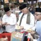 Gubernur Mahyeldi dan rombongan mengecek produk makanan, minuman dan parsel di Transmart Padang, Jumat (5/4/2024). (Foto: ADPSB)