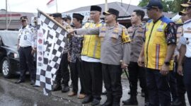 Gubernur Sumbar Mahyeldi, Kapolda Sumbar Irjen Pol Suharyono melakukan uji coba pemberlakuan sistem one way (satu arah) masa Lebaran di Simpang Tiga Manunggal Sicincin, Padang Pariaman, Jumat (5/4/2024). (Foto: ADPSB)