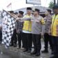 Gubernur Sumbar Mahyeldi, Kapolda Sumbar Irjen Pol Suharyono melakukan uji coba pemberlakuan sistem one way (satu arah) masa Lebaran di Simpang Tiga Manunggal Sicincin, Padang Pariaman, Jumat (5/4/2024). (Foto: ADPSB)