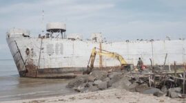 Pengerjaan kanal untuk penyelamatan eks KRI Teluk Bone 511. (Foto: Diskominfo Kota Pariaman)