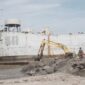 Pengerjaan kanal untuk penyelamatan eks KRI Teluk Bone 511. (Foto: Diskominfo Kota Pariaman)