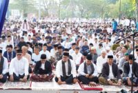 Bupati Eka Putra melaksanakan Shalat Idul Fitri di Lapangan Cindua Mato Batusangkar, Rabu (10/4/2024).