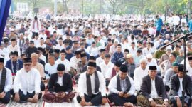 Bupati Eka Putra melaksanakan Shalat Idul Fitri di Lapangan Cindua Mato Batusangkar, Rabu (10/4/2024).