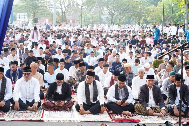 Bupati Eka Putra melaksanakan Shalat Idul Fitri di Lapangan Cindua Mato Batusangkar, Rabu (10/4/2024).