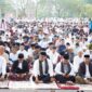 Bupati Eka Putra melaksanakan Shalat Idul Fitri di Lapangan Cindua Mato Batusangkar, Rabu (10/4/2024).