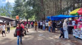 Para pengunjung menikmati libur lebaran di Pantai Sasak, Kabupaten Pasbar, Kamis (11/4/2024). (Foto: Diskominfo Pasbar)