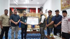 Bupati Eka Putra menerima bantuan dari BNPB untuk penanggulangan bencana banjir lahar dingin, banjir bandang dan longsor. (Foto: Prokopim Tanah Datar)