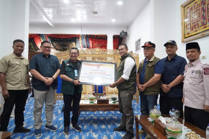 Bupati Eka Putra menerima bantuan dari BNPB untuk penanggulangan bencana banjir lahar dingin, banjir bandang dan longsor. (Foto: Prokopim Tanah Datar)