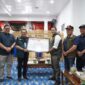 Bupati Eka Putra menerima bantuan dari BNPB untuk penanggulangan bencana banjir lahar dingin, banjir bandang dan longsor. (Foto: Prokopim Tanah Datar)