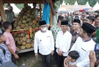 Bupati Solok Selatan Khairunas bersama rombongan meninjau Festival Durian. (Foto: Humas Pemkab Solsel)
