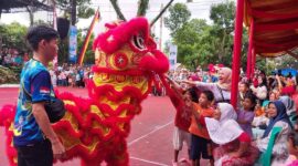 Penampilan Barongsai dari Himpunan Tjinta Teman (HTT) di Festival Muaro Padang, Sabtu (20/4/2024). (Foto: Facebook Diskominfo Padang)