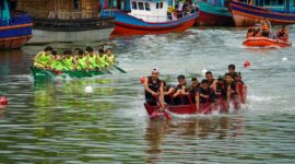 Peserta selaju sampan beradu cepat mencapai garis finish, Sabtu (20/4/2024). (Foto: Facebook Diskominfo Padang)