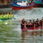 Peserta selaju sampan beradu cepat mencapai garis finish, Sabtu (20/4/2024). (Foto: Facebook Diskominfo Padang)