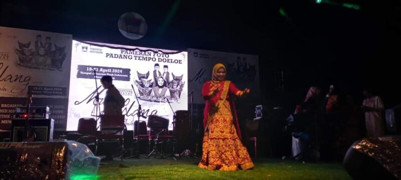 Penampilan tari India di Festival Muaro Padang, Sabtu (20/4/2204). (Foto: Facebook Diskominfo Padang)