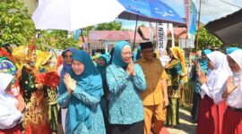 Wali Kota Padang Hendri Septa bersama Ketua TP PKK Kota Padang Ny Genny Hendri Septa menyambut kedatangan tim penilai, Senin (29/4/2024). (Foto: Prokopim Padang)