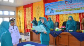 Ketua TP PKK Kota Padang Ny. Genny Hendri Septa melantik Ny. Hefni Sa'at sebagai Ketua TP PKK Kecamatan Padang Utara baru, Selasa (23/4/2024). (Foto: Prokopim Padang)