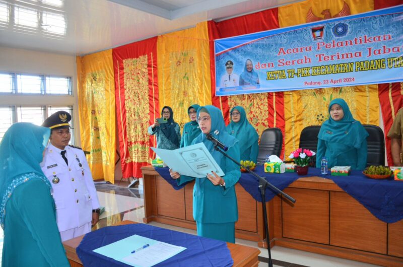 Ketua TP PKK Kota Padang Ny. Genny Hendri Septa melantik Ny. Hefni Sa'at sebagai Ketua TP PKK Kecamatan Padang Utara baru, Selasa (23/4/2024). (Foto: Prokopim Padang)