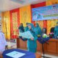 Ketua TP PKK Kota Padang Ny. Genny Hendri Septa melantik Ny. Hefni Sa'at sebagai Ketua TP PKK Kecamatan Padang Utara baru, Selasa (23/4/2024). (Foto: Prokopim Padang)