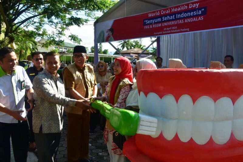 Wali Kota Padang Hendri Septa saat menghadiri peringatan Hari Kesehatan Gigi dan Mulut Sedunia (World Oral Health Day/WOHD) 2024, Selasa (23/4/2024). (Foto: Prokopim Padang)
