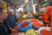 Wali Kota Padang Hendri Septa berdialog dengan pedagang di Pasar Raya Padang, Senin (8/4/2024). (Foto: Prokopim Padang)
