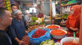 Wali Kota Padang Hendri Septa berdialog dengan pedagang di Pasar Raya Padang, Senin (8/4/2024). (Foto: Prokopim Padang)