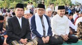 Wali Kota Padang Hendri Septa bersama warga melaksanakan Shalat Ied di Lapangan Tugu Apeksi Balaikota Aiepacah, Rabu (10/4/2024).