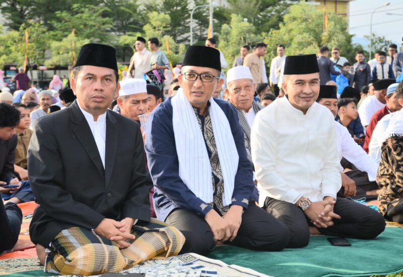 Wali Kota Padang Hendri Septa bersama warga melaksanakan Shalat Ied di Lapangan Tugu Apeksi Balaikota Aiepacah, Rabu (10/4/2024).