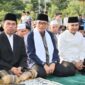 Wali Kota Padang Hendri Septa bersama warga melaksanakan Shalat Ied di Lapangan Tugu Apeksi Balaikota Aiepacah, Rabu (10/4/2024).