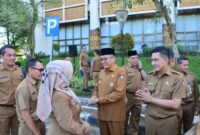 Wali Kota Padang Hendri Septa dan Wawako Ekos Albar menyalami ASN usai apel gabungan pasca libur Lebaran 1445 H, Selasa (16/4/2024). (Foto: Prokopim Padang)