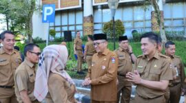 Wali Kota Padang Hendri Septa dan Wawako Ekos Albar menyalami ASN usai apel gabungan pasca libur Lebaran 1445 H, Selasa (16/4/2024). (Foto: Prokopim Padang)
