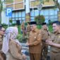 Wali Kota Padang Hendri Septa dan Wawako Ekos Albar menyalami ASN usai apel gabungan pasca libur Lebaran 1445 H, Selasa (16/4/2024). (Foto: Prokopim Padang)