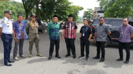 Wali Kota Padang Hendri Septa dan jajaran meninjau kesiapan venue pelaksanaan Festival Muaro Padang di kawasan Batang Arau, Kamis (18/4/2024).