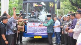 Wali Kota Padang Hendri Septa memecahkan kendi tanda diluncurkannya bus baru Trans Padang koridor 3, Kamis (18/4/2024).