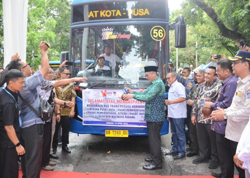 Wali Kota Padang Hendri Septa memecahkan kendi tanda diluncurkannya bus baru Trans Padang koridor 3, Kamis (18/4/2024).