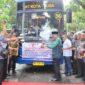 Wali Kota Padang Hendri Septa memecahkan kendi tanda diluncurkannya bus baru Trans Padang koridor 3, Kamis (18/4/2024).