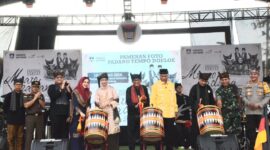 Gubernur Sumbar Mahyeldi, Wali Kota Padang Hendri Septa, Wakil Wali Kota Ekos Albar dan lainnya membuka Festival Muaro Padang, Jumat (19/4/2024). 
