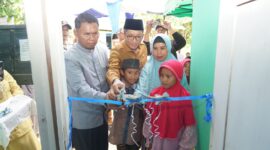Wali Kota Padang Hendri Septa meresmikan bedah rumah program Semata Jilid IV di Jalan Marapalam Indah No.10, RT 03 RW 08, Kecamatan Padang Timur, Senin (22/4/2024). (Foto: Prokopim Padang)