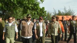 Wali Kota Padang Hendri Septa bersama Kepala BNPB Letjen TNI Suharyanto, Gubernur Sumbar Mahyeldi melakukan penanaman pohon di Pantai Danau Cimpago, Jumat (26/4/2024). (Foto: Prokopim Padang)